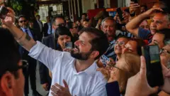 Gabriel Boric se toma una foto rodeado de gente