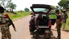 Ndịagha Naịjirịa na-enyocha ụgbọala