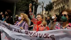 Yunanistan'da uzun zamandan bu yana ilan edilmeyen genel grevler tekrar kendisini göstermeye başladı.