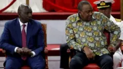 rais Uhuru Kenyatta Kulia awali aliahidi kuwachia madaraka kwa naibu wake William Ruto Kushoto.