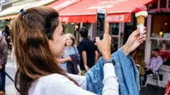 Perempuan memotret es krim