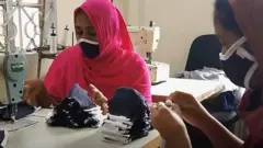 করোনাভাইরাস মহামারিতে কর্মহীন হয়ে পড়েছেন অনেকে। এদিকে মাস্কের চাহিদা বেড়ে যাওয়ায় অনেকে ঝুঁকেছেন মাস্ক তৈরির কাজেও।