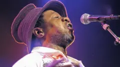 Papa Wemba mu gitaramo mu 2004