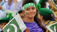 పాకిస్తాన్ జాతీయ పతాకంతో బాలిక