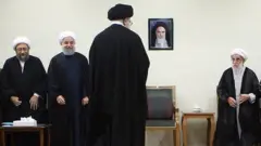 احمد جنتی رئیس مجلس خبرگان رهبری همراه با حسن روحانی و صادق لاریجانی از اعضای این مجلس در دیدار با آیت‌الله علی خامنه‌ای