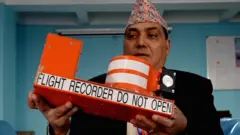 ब्ल्याक बक्स देखाउँदै नेपाल वायुसेवा निगमका इन्जिनियरिङ निर्देशक विक्रम केसी।