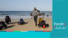 سجدة شكر من مهاجرين مغاربة غير شرعيين على الضفة الإسبانية تثير جدلا