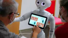 نتعرف مع نسيم رمضان على أهمية الروبوت "بيبر" في أزمة كورونا وكيف يساهم في تقليل المشاكل النفسية.