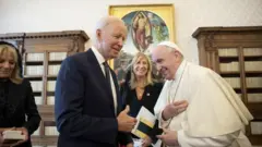 ABD Başkanı Joe Biden, Vatikan'da ziyaret ettiği Katolik Kilisesi lideri Papa Francesco'ya, "Tanıdığım en önemli barış savaşçısısınız" dedi.