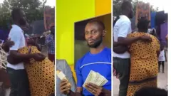 Isaac Ackon en compagnie de la femme qui avait oublié son argent dans le taxi.