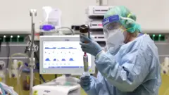 Enfermera atendiendo a paciente de covid-19 en Alemania