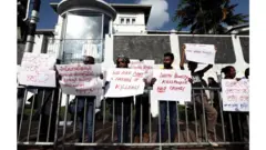 मृत्युदण्डको विरोधमा वेलिकाडा कारावासबाहिर प्रदर्शन