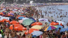 Des baigneurs se pressent sur une plage de Rio de Janeiro en février 2021.