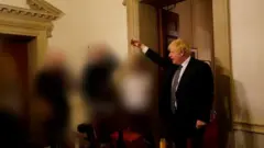 Photo distribuée le 13/11/20 par le Cabinet Office montrant le Premier ministre Boris Johnson lors d'une réunion au 10 Downing Street pour le départ d'un conseiller spécial