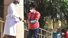 ድሕሪ ዓመት ናብ መኣዲ ትምህርቲ ዝምለሳ ዘለዋ ትምሃሮ ኣእዳወን እናጽረያ