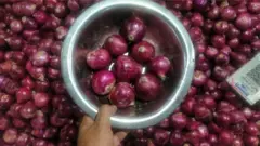 ঢাকায় পেঁয়াজের দাম আড়াইশ' টাকায় উঠেছে