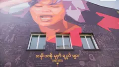 မြန်မာပြည်သူတွေ အားလုံးကို ကိုယ်စာပြုတဲ့ သဘောနဲ့ သာမန် အရပ်သူလေးပုံကိုရွေးချယ်