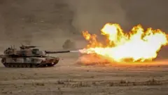 دبابة من طراو ابرامز تطلق قذيفة من اليورانيوم المنضب