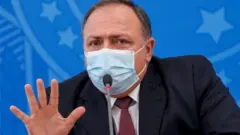 Falando em evento, Pazuello, de máscara, faz um cinco com a mão