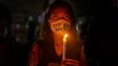 ঢাকায় প্রতিবাদ করছেন বিশ্ববিদ্যালয়ের একজন ছাত্রী, ০৭-১০-২০২০।