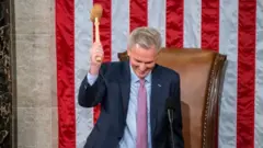 議長席で初めて槌をふるう新議長