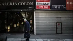 Un hombre, en una calle vacía de Buenos Aires.