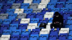 San Paolo Stadyumu'nda Napoli'nin Genoa ile oynadığı Serie A maçında tribündeki yerini alan bir futbolsever.