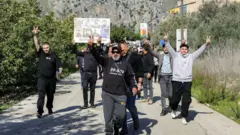 أهالي قرية كفار كلا جنوب لبنان في طريق عودتهم إليها بعد انسحاب القوات الإسرائيية منها