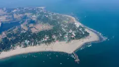 বাংলাদেশের প্রবাল দ্বীপ সেন্টমার্টিন পর্যটকদের জনপ্রিয় একটি গন্তব্য 