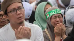 Sejumlah peserta Aksi Bela Palestina di Jakarta, pada Minggu (05/11). 