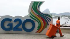 Gari passa7games app para jogosfrente a totem com referência ao G20 no Rio7games app para jogosJaneiro 