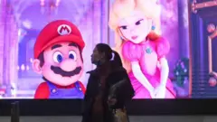 Super Mario Kardeşler filminin tanıtım videosu, Çin'in Şanghay kentindeki bir sinemada gösteriliyor. Kadın bir izleyicinin silüeti ekran önünde görünüyor. 