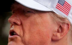 Foto de perfil de Donald Trump com um boné dos Estados Unidos