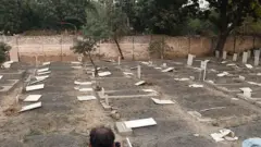 احمدی، قبرستان