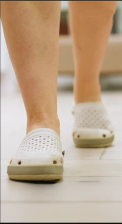 Ẹsẹ meji to wọ bata n rin lọ