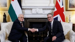 El primer ministro británico, Keir Starmer, con el líder de la Autoridad Palestina, Mahmud Abás.
