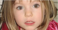 Madeleine McCann'in sarı saçları ve açık gözlerle kendisine yönelen kameraya bakıyor.