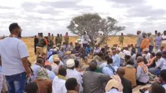 "Waa la isla qaatay sidaas ayaana ciidamadii lagu soo kala raray, ciidamadii dhex-dhexaadka ahaa iyo wasiirradiina goobtii ayay ku hareen."