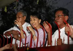 ၂၀၁၀ နိုဝင်ဘာ ၁၃ ရက်တုန်းက နေအိမ်အကျယ်ချုပ်က လွတ်မြောက်လာစဉ်