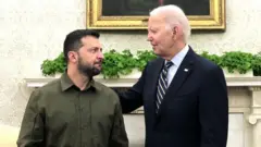  Perezida w’Amerika Joe Biden (iburyo) mu nama na Perezida wa Ukraine Volodymyr Zelensky (ibumoso) mu gice cya Oval Office cyo mu biro bya perezida w’Amerika, White House, i Washington, DC, ku itariki ya 21 Nzeri (9) mu 2023