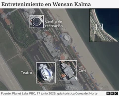 Una imagen satelital del complejo muestra un centro recreativo, un cine y un teatro. Todos se ubican a lo largo de la costa, donde se puede ver una playa.