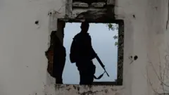 Imagem da silhueta de um policial armado.
