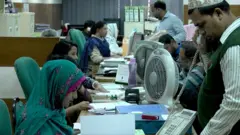 ব্যাংকে কাজ করছেন কর্মকর্তারা