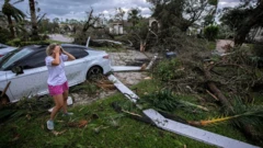 Seorang perempuan ketika mendapati rumahnya rusak akibat Badai Milton menghantam Wellington, Florida, pada 9 Oktober 2024.