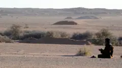 رجل صحراوي في إحدى مناطق الصحراء الغربية في 27 فبراير/شباط 2011
