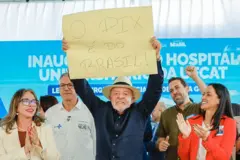 Lula com cartaz sobre o Pix