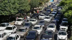 Una carretera llena de coches en la capital iraní, Teherán