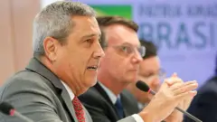 Braga Netto fala ao microfone ao ladobetano iniciantesBolsonaro