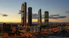 Foto colorida mostra prédiosmelhores sites aposta futebolMadri durante o por do sol