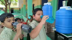 கோவையில் உள்ள ஒரு அரசு பள்ளியில் வட்டர் பெல் திட்டத்தின் கீழ் மாணவர்கள் தண்ணீர் குடித்தனர்.
